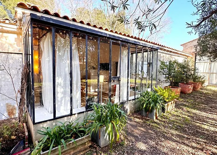Casa de Férias *l'orangeraie* Maison Avec Jardin, Tennis, Parking Nîmes